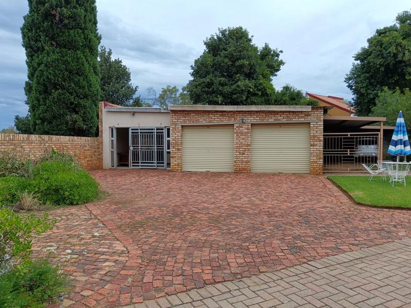To Let 1 Bedroom Property for Rent in Kannoniers Park North West